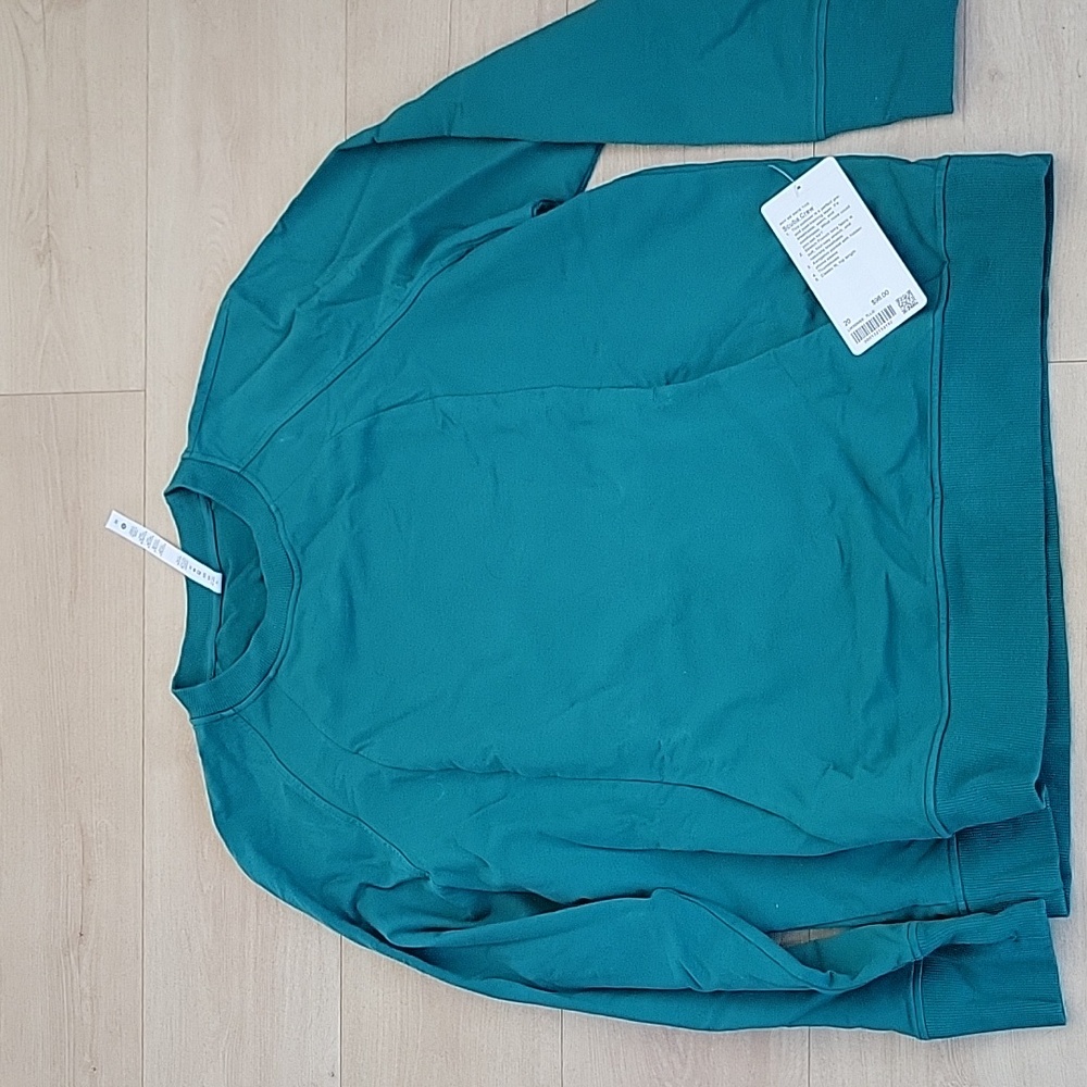 Nwt lululemon scuba crew a pockets on the front